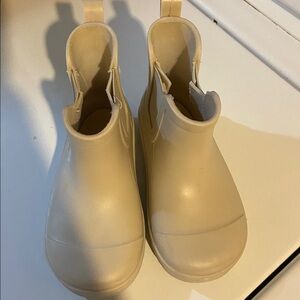 BearPaw Kids Beige Chelsea Rain Boots 
TODDLER 7 Guc